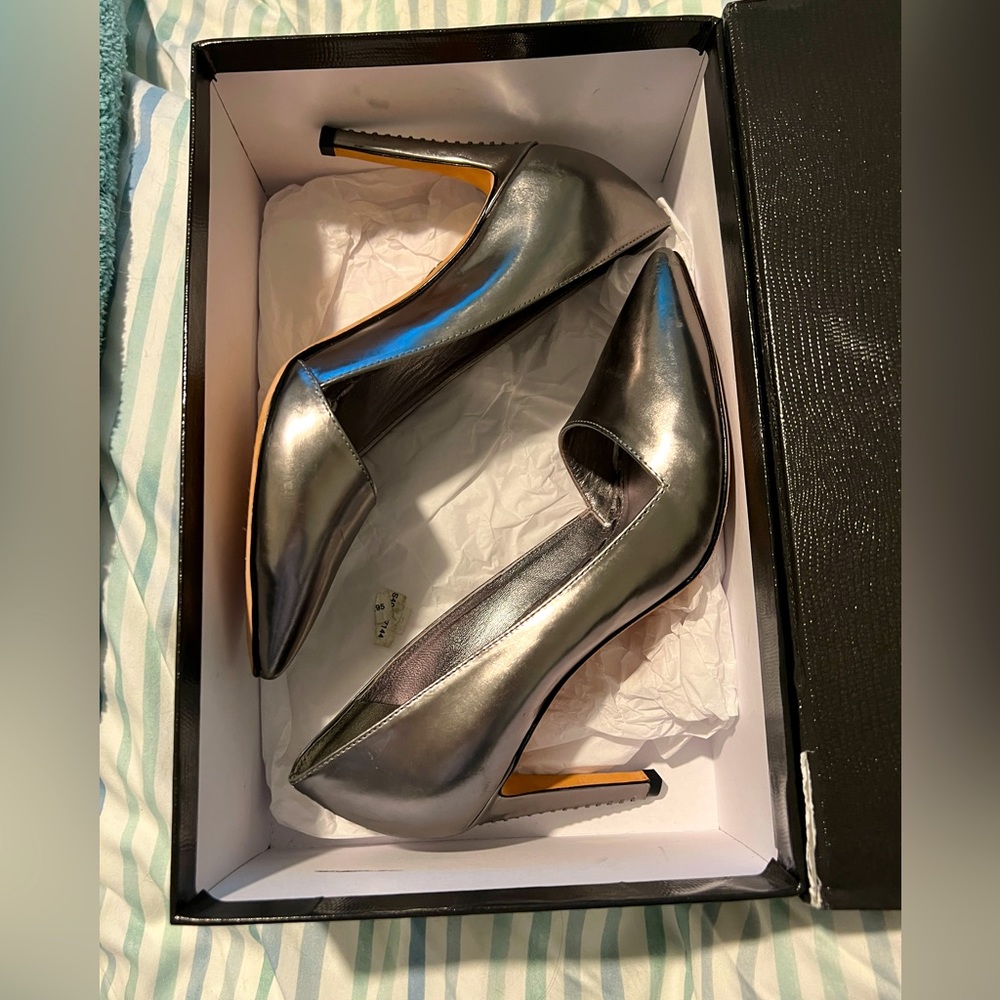 Alice + Olivia Dina Steel Patent heel 37 1/2